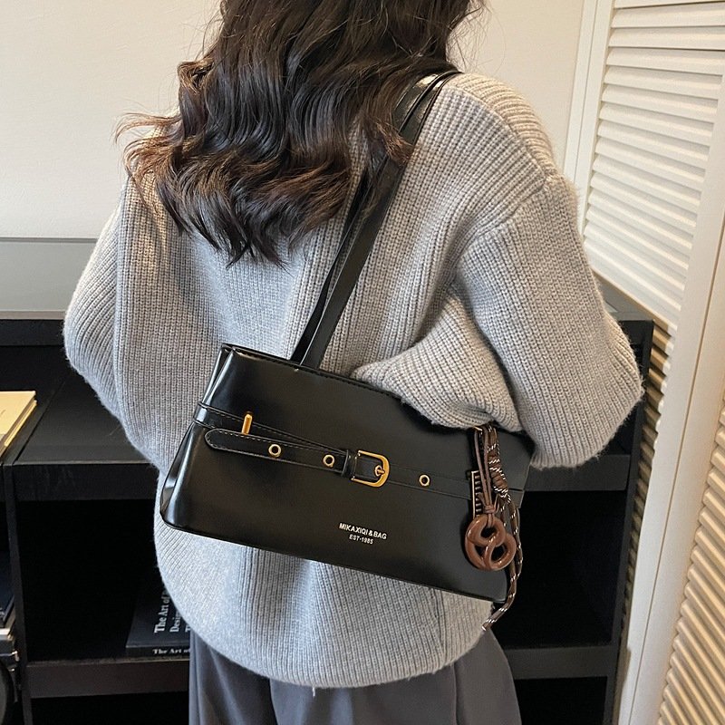 Black medium-sized shoulder bag - Image 2