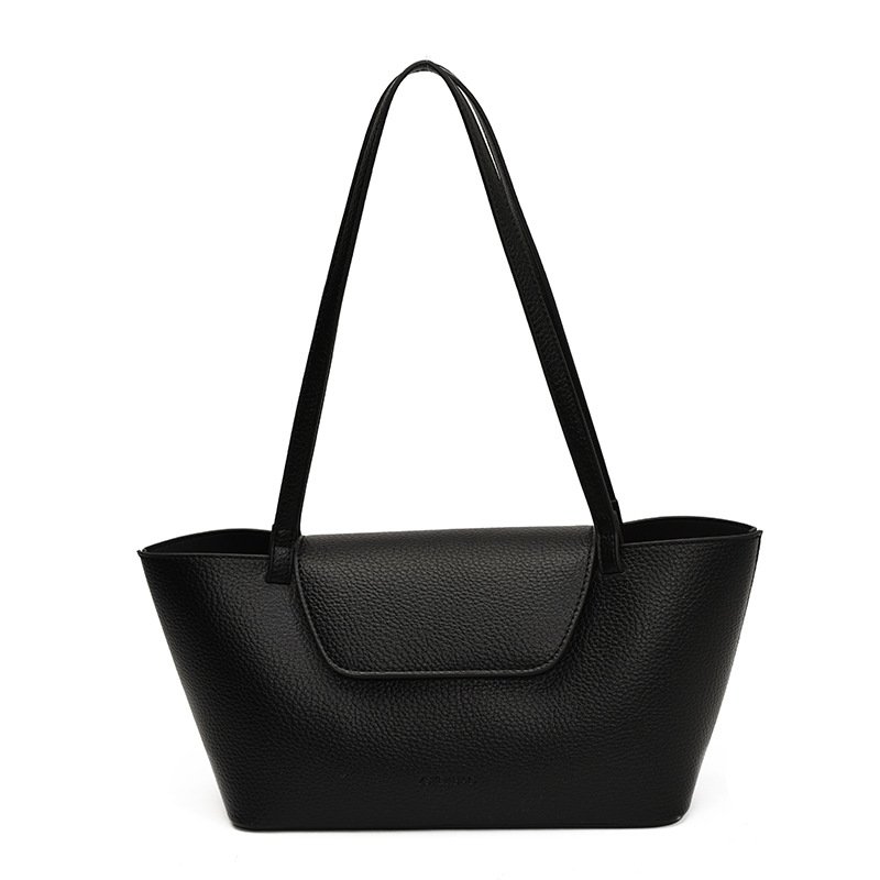 Black medium-sized shoulder bag