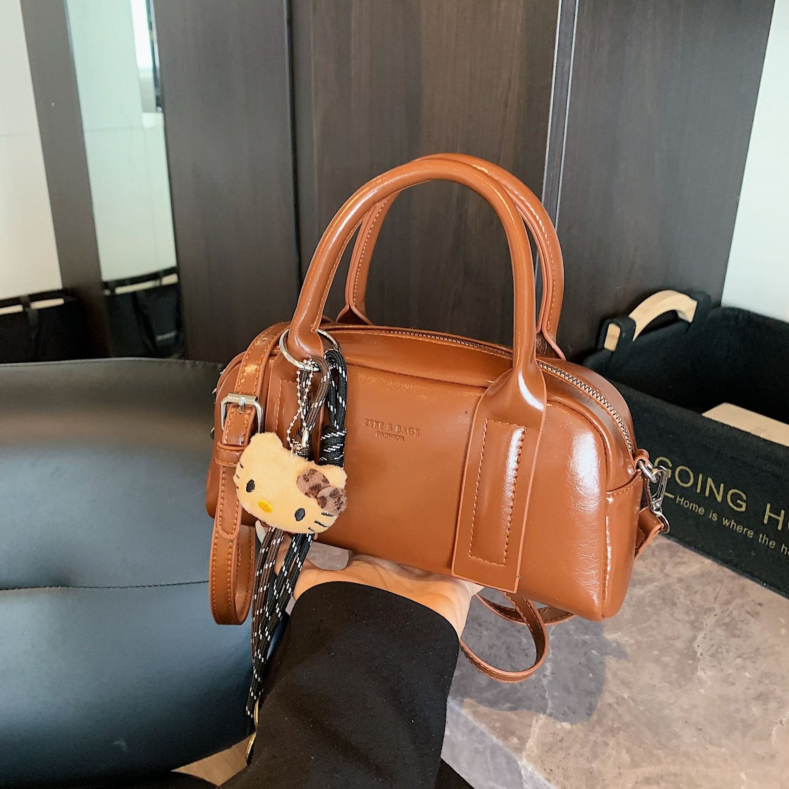 Light brown medium-sized handbag - Image 2